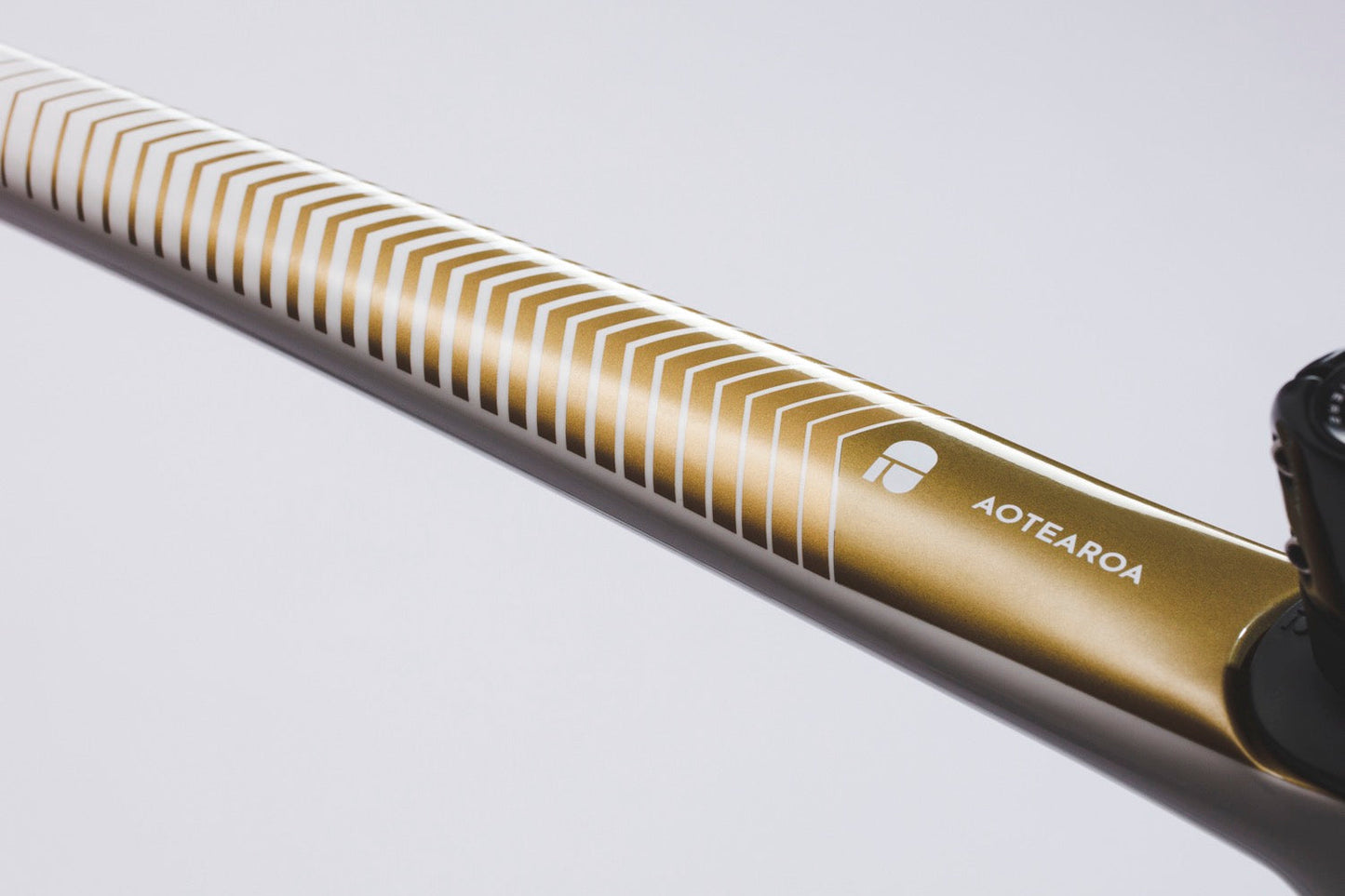 TOA WHITE + GOLD (KOURA)